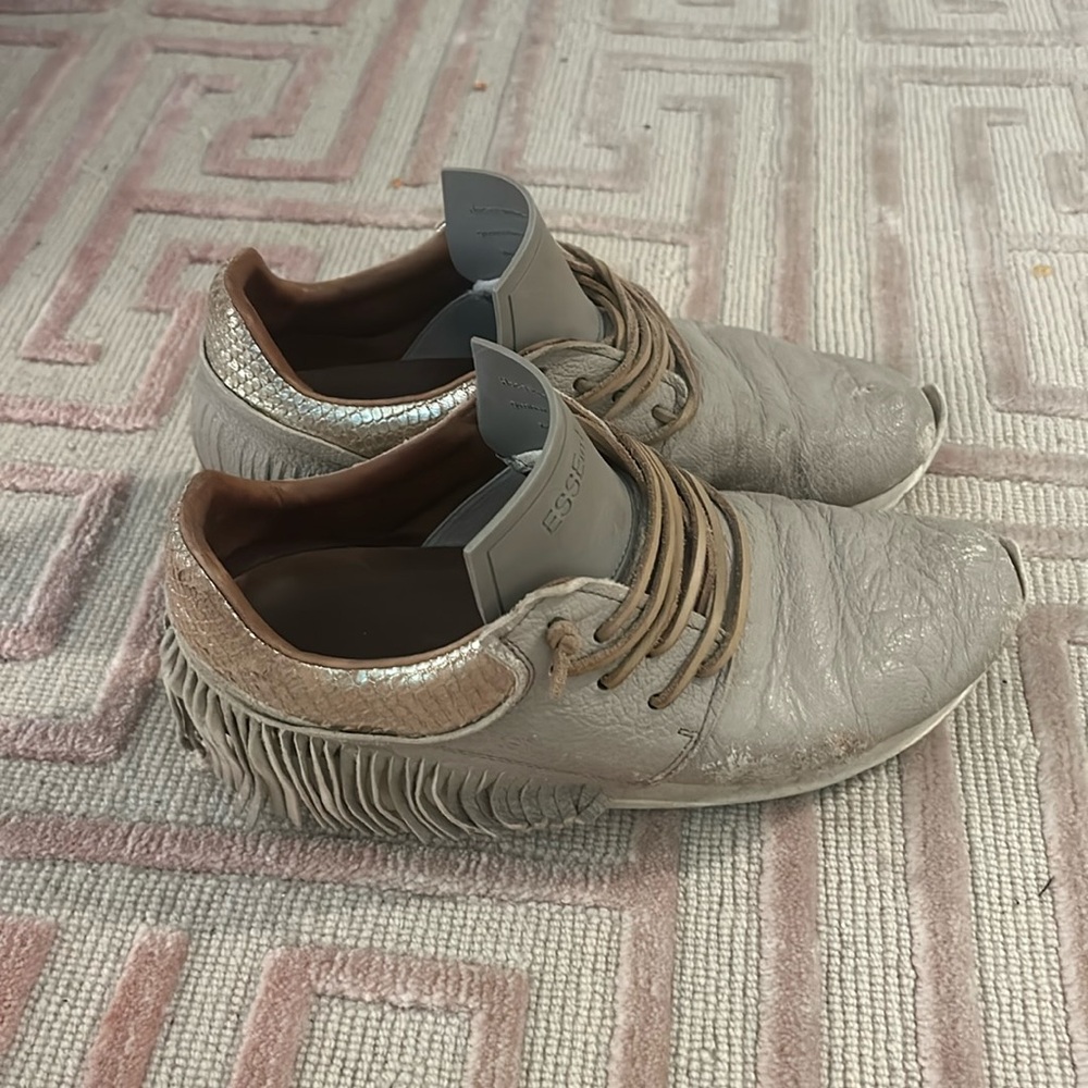 Esse Leather Fringe Sneakers Gold/Tan Color Mediocre Condition Size: 8